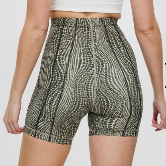 CARDI B Bike workout shorts, high waist with elastic grip waistband NWT size L - Picture 3 of 16